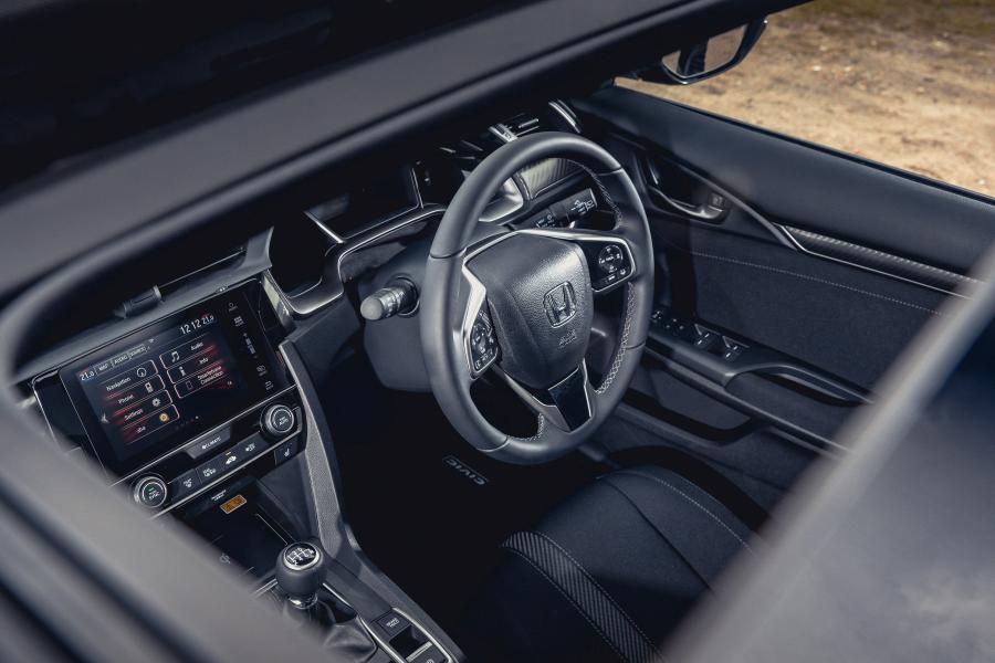 Интерьер Honda Civic Sport Hatchback 2017 года  (UK) (фото 11 из 40)